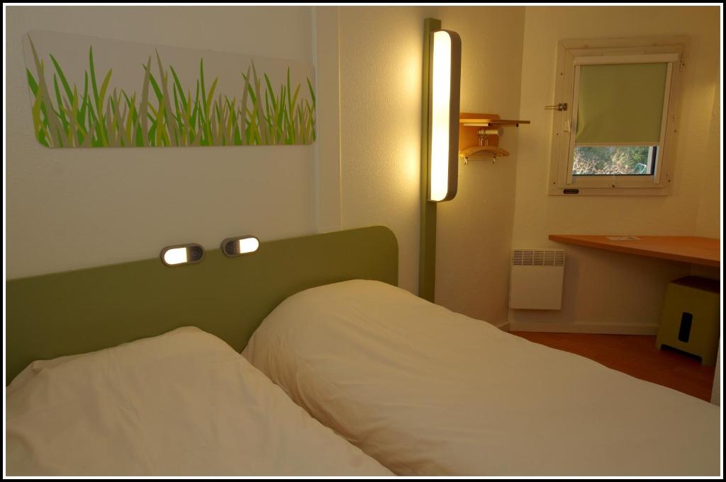 Postel nebo postele na pokoji v ubytování ibis budget Lyon Sud St Genis Laval