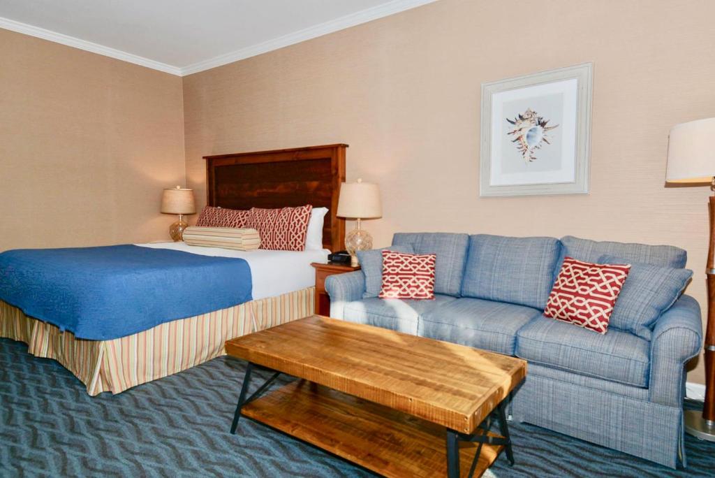 a hotel room with a bed and a couch at Avenue Inn & Spa in Rehoboth Beach