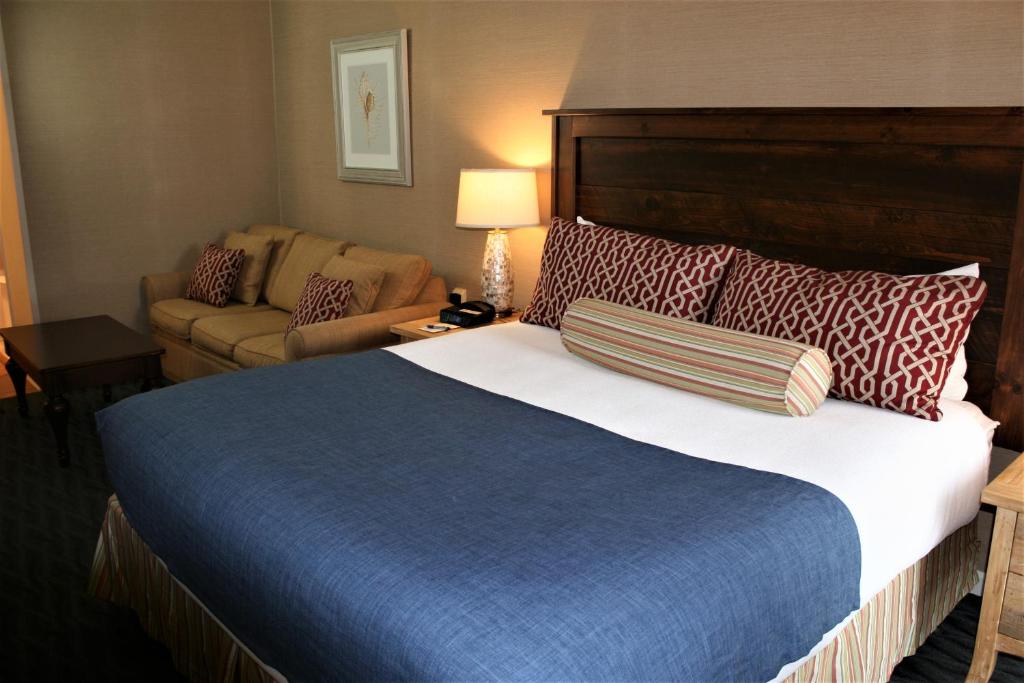 a hotel room with a large bed and a couch at Avenue Inn & Spa in Rehoboth Beach