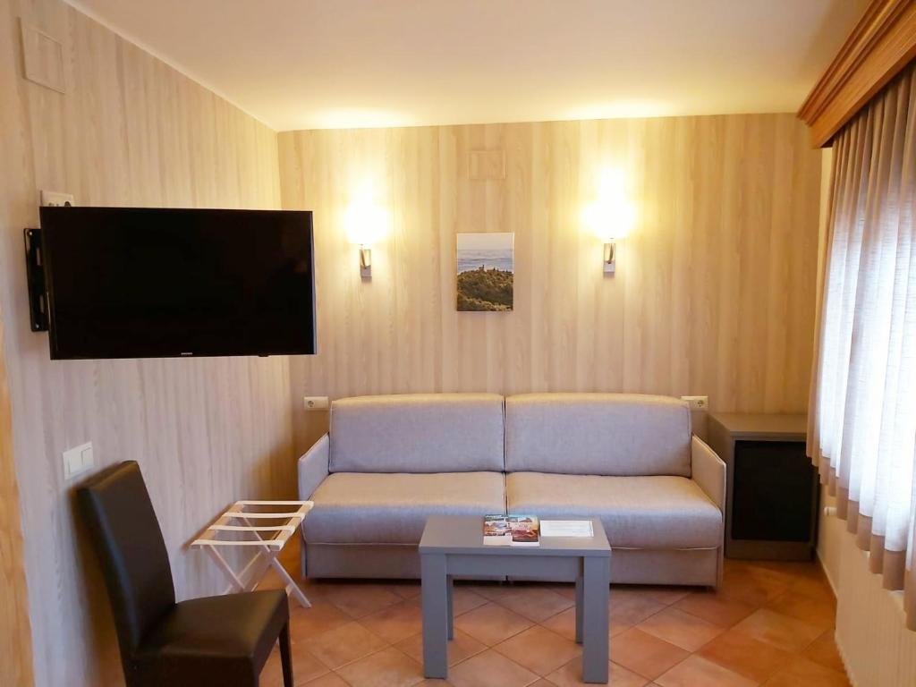 TV a/nebo společenská místnost v ubytování Hotel-Restaurante La Quadra