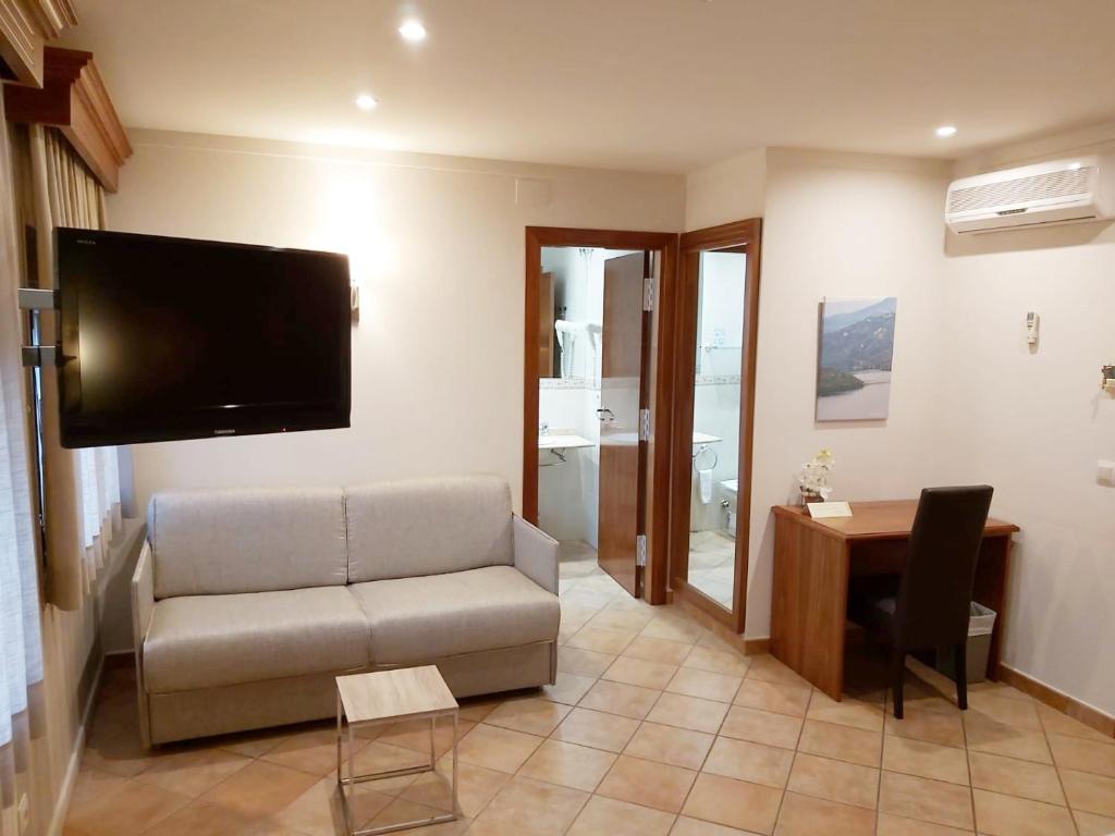 TV a/nebo společenská místnost v ubytování Hotel-Restaurante La Quadra