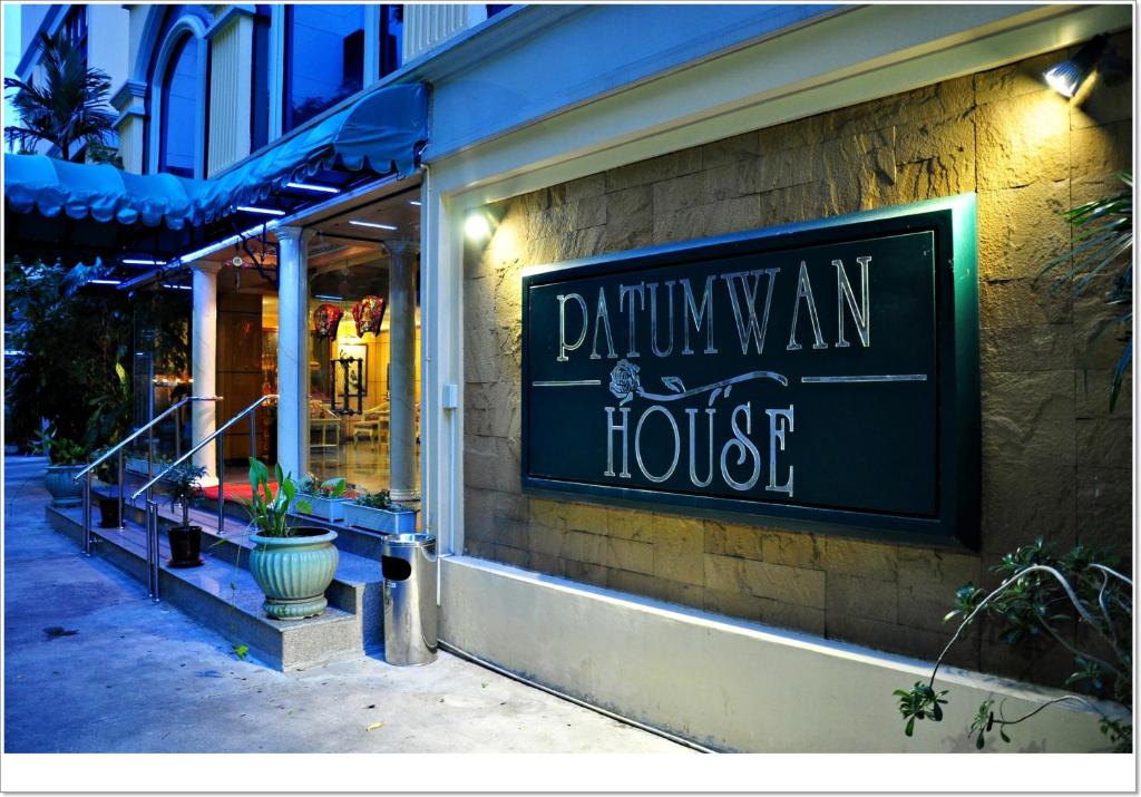 budynek z napisem na boku sklepu w obiekcie Patumwan House w mieście Bangkok