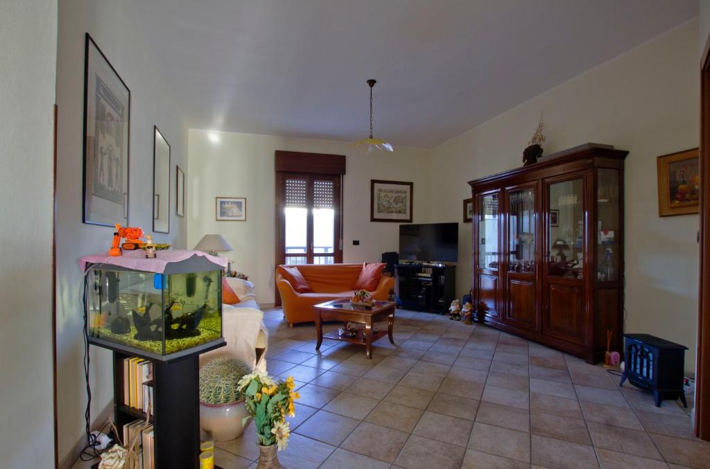 a living room with a fish tank in a living room at ACQUARIO DEI FRALLE in Oristano