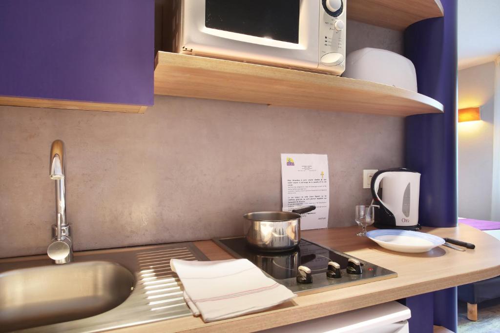 Kuchyň nebo kuchyňský kout v ubytování Suite-Home Orléans-Saran