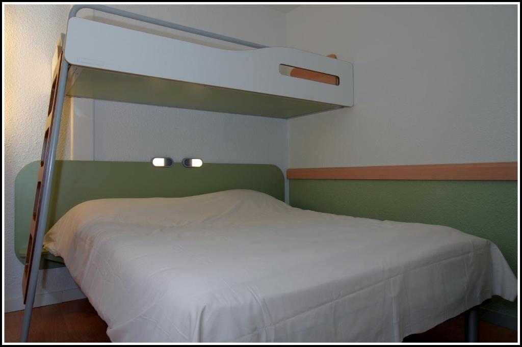 Postel nebo postele na pokoji v ubytování ibis budget Lyon Sud St Genis Laval