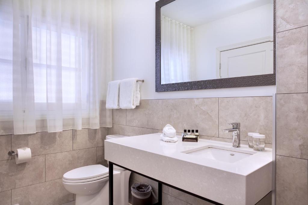 Koupelna v ubytování Hotel Manoir D'Auteuil