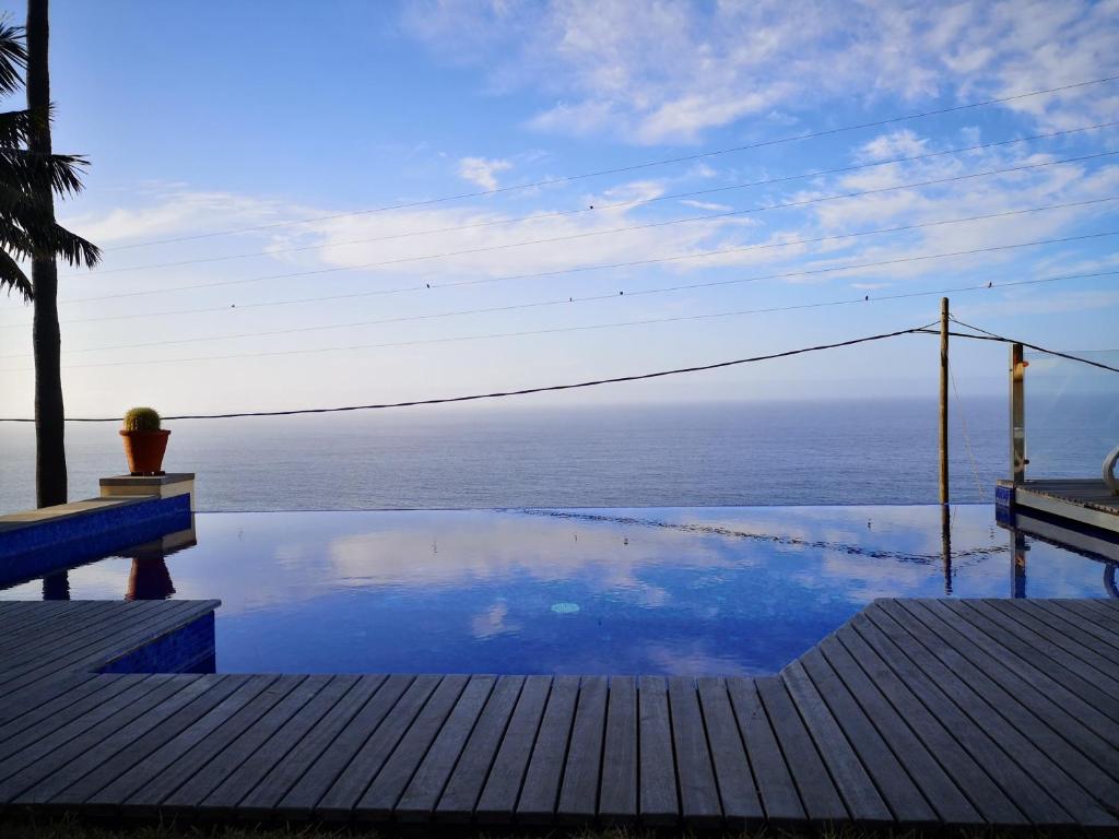 ラ・オロタバにあるVilla Nechoの海の景色を望むスイミングプール