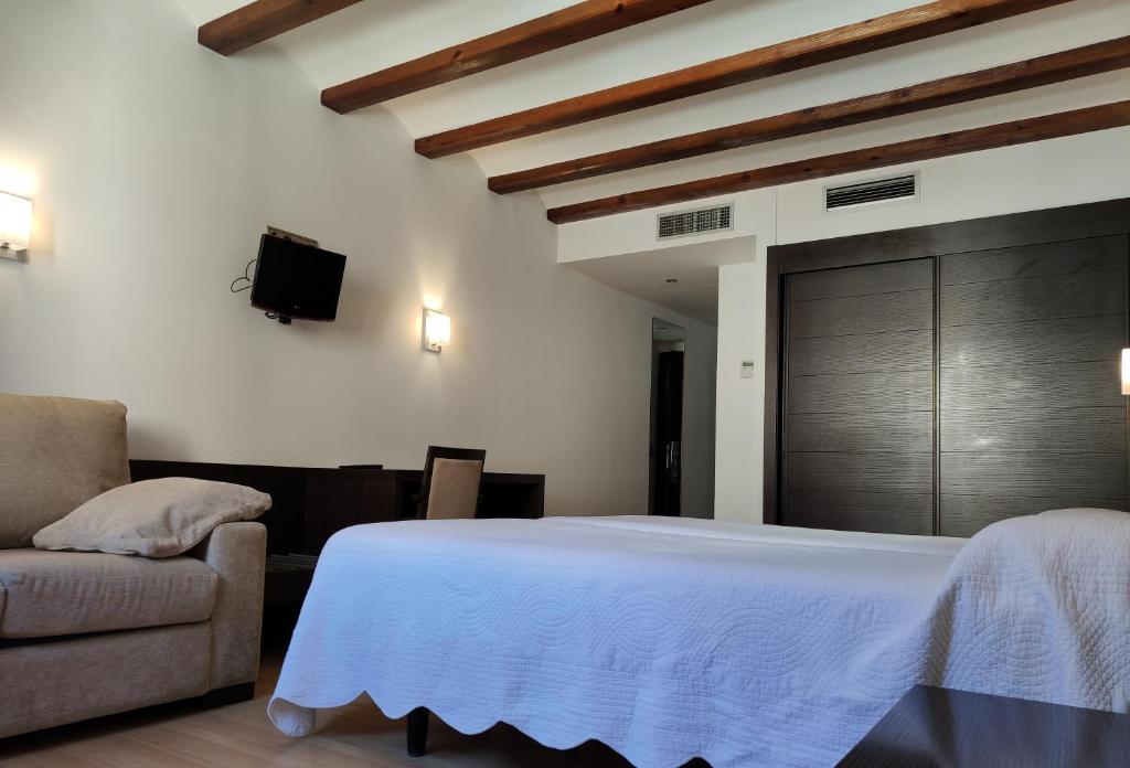 Posteľ alebo postele v izbe v ubytovaní Hotel Rey Sancho