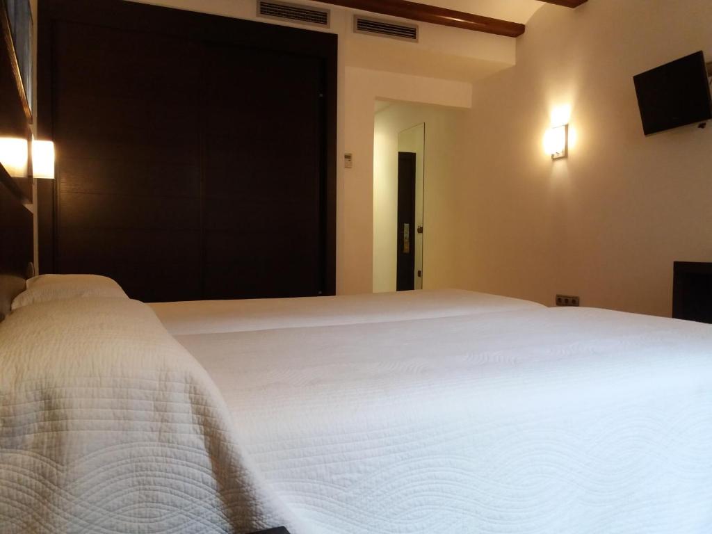 Posteľ alebo postele v izbe v ubytovaní Hotel Rey Sancho