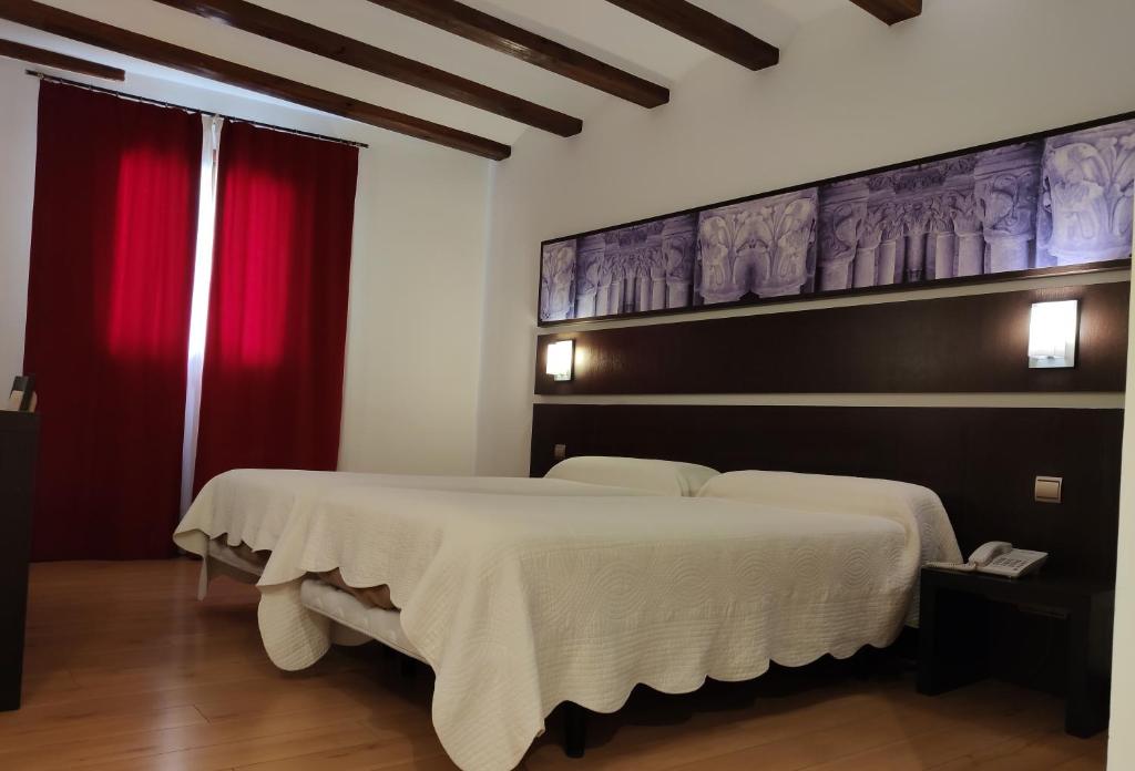 Posteľ alebo postele v izbe v ubytovaní Hotel Rey Sancho