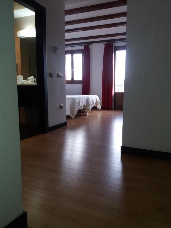 Posteľ alebo postele v izbe v ubytovaní Hotel Rey Sancho
