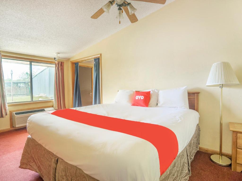 Un pat sau paturi într-o cameră la OYO Hotel Daleville AL Hwy 84