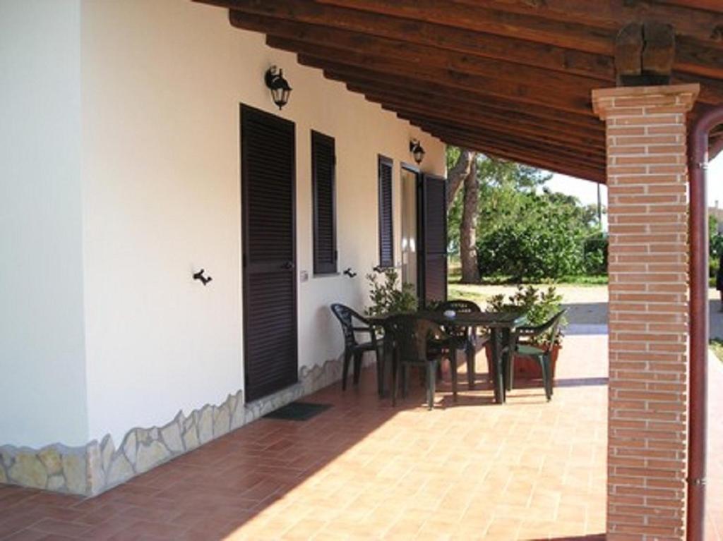 a patio with a table and chairs on a house at Agriturismo Belvedere in Pescia Romana