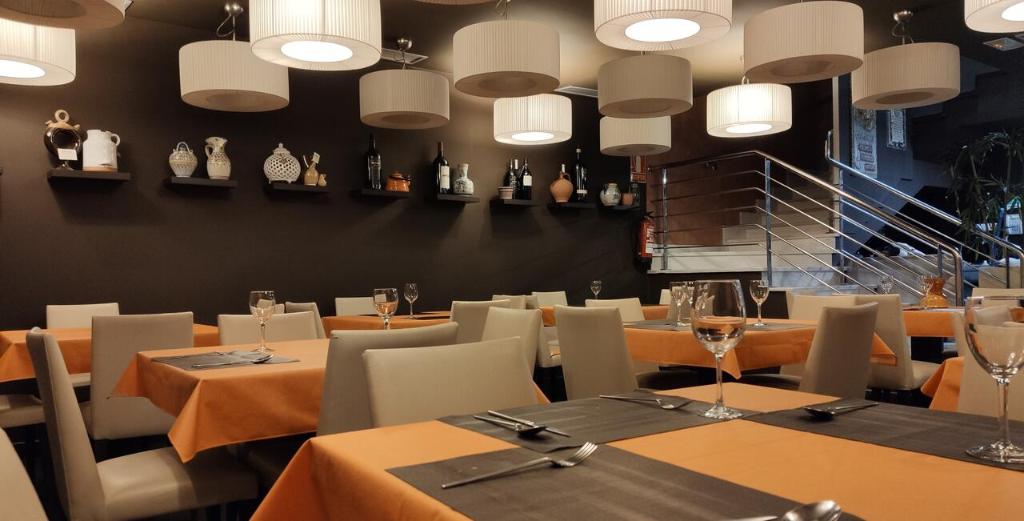 Reštaurácia alebo iné gastronomické zariadenie v ubytovaní Hotel Rey Sancho