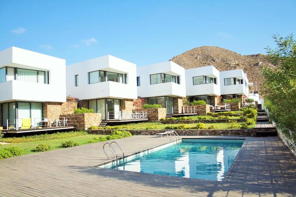 an exterior view of a house with a swimming pool at Exclusiva casa de lujo en Agua Amarga in Agua Amarga