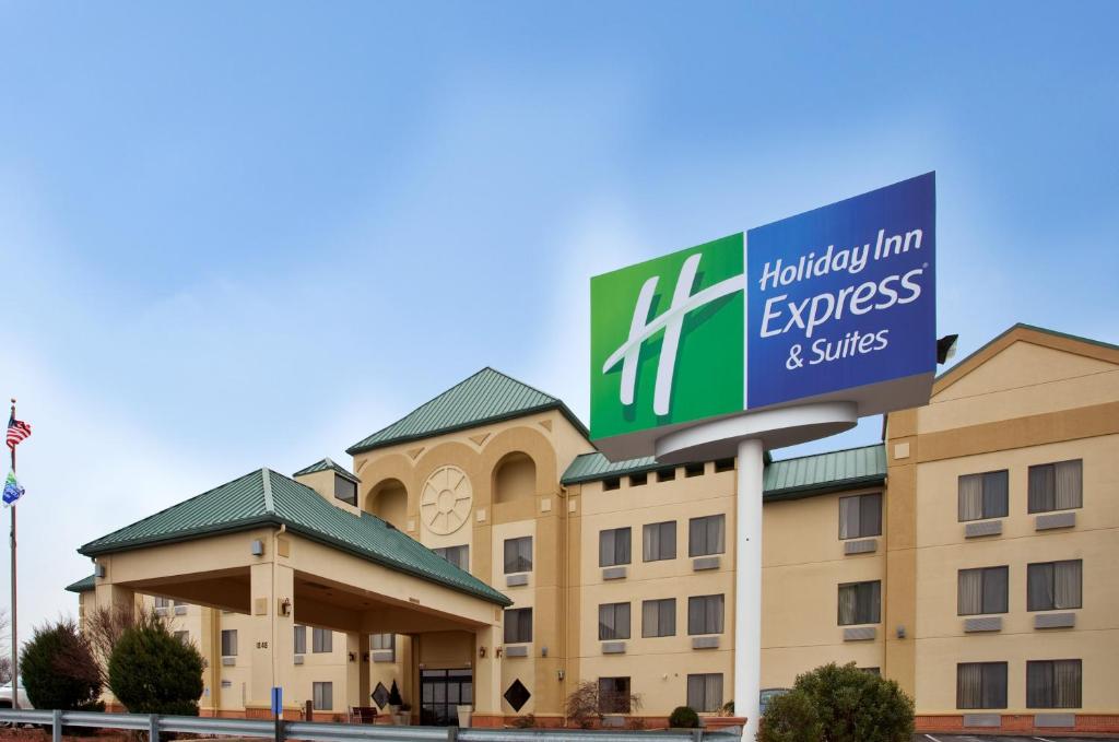 een gebouw met een bord voor de Holiday Inn Express en suites bij Holiday Inn Express Hotel & Suites Fenton/I-44, an IHG Hotel in Fenton