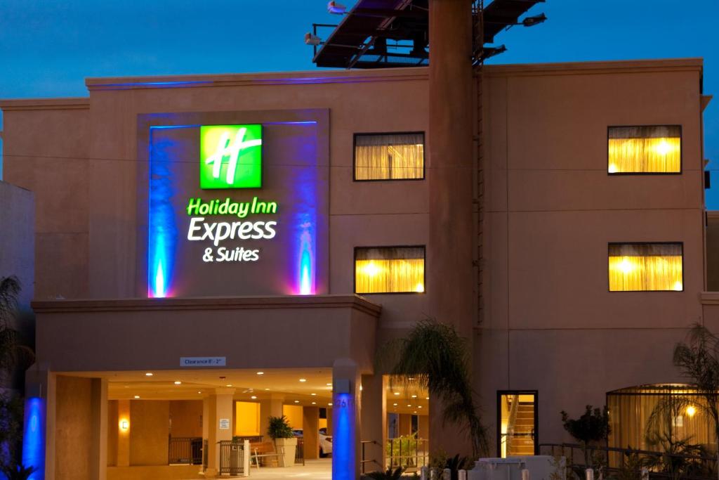 un hotel con un cartel que lee Holiday inn express y suites en Holiday Inn Express Hotel & Suites Woodland Hills, an IHG Hotel, en Woodland Hills