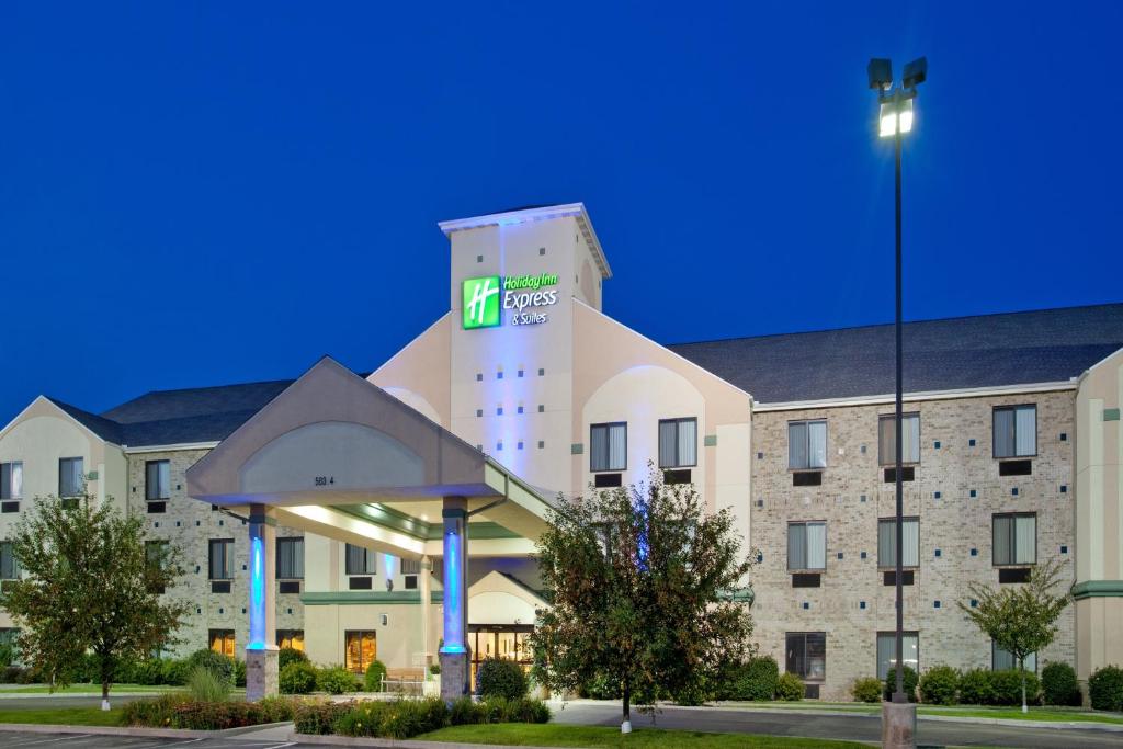 een weergave van de voorkant van een hotel bij Holiday Inn Express Hotel & Suites Elkhart-South, an IHG Hotel in Elkhart