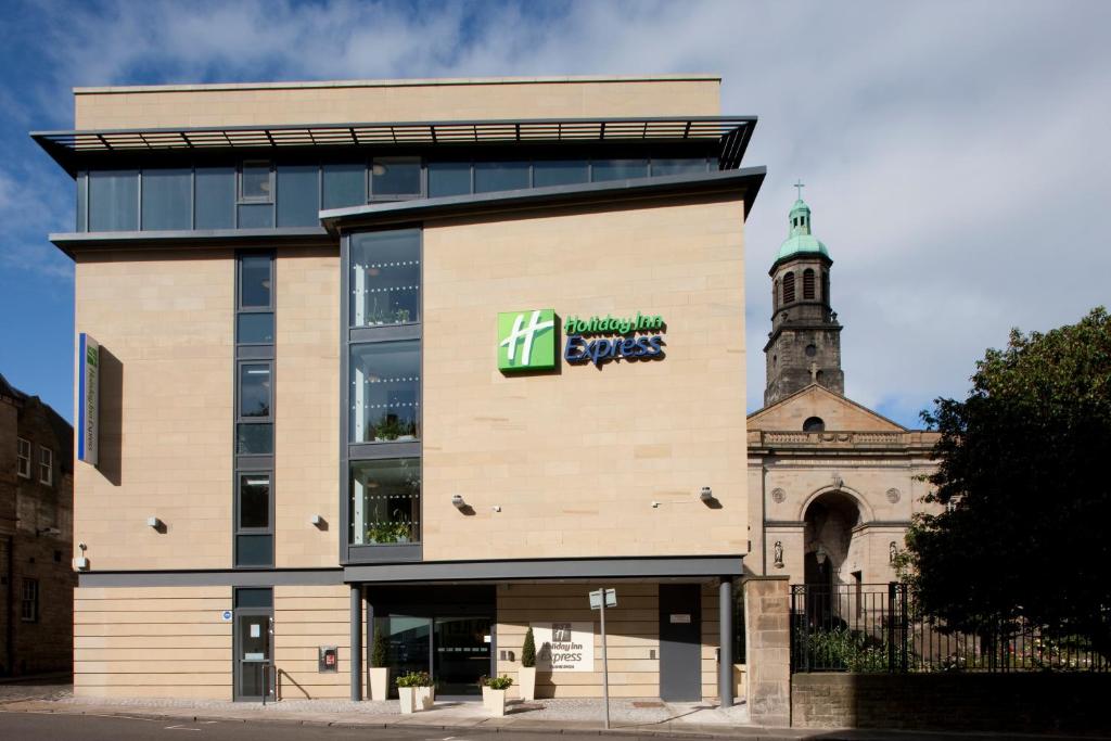 ein Gebäude mit einem Schild an der Seite in der Unterkunft Holiday Inn Express Edinburgh – Royal Mile, an IHG Hotel in Edinburgh