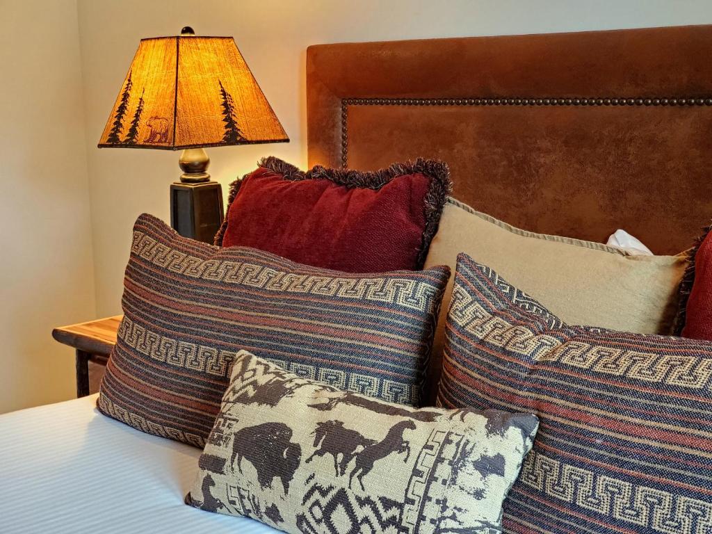 Postel nebo postele na pokoji v ubytování Parkway Inn of Jackson Hole