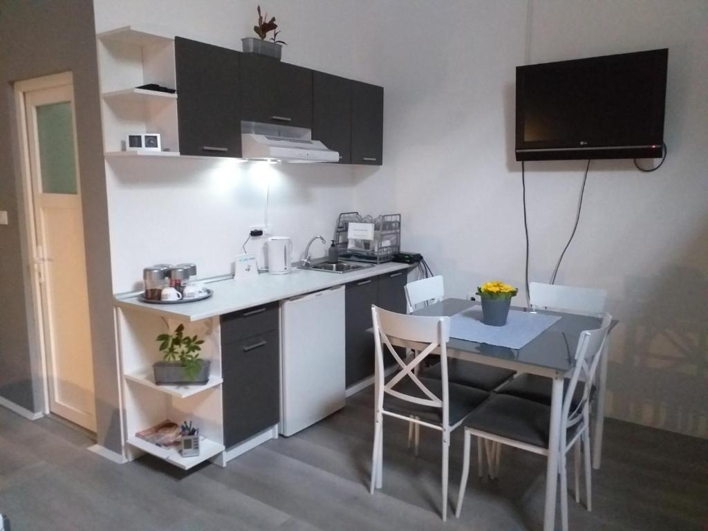 a small kitchen with a table and a table and chairs at Apartman Stari most - Old Bridge in Bečej