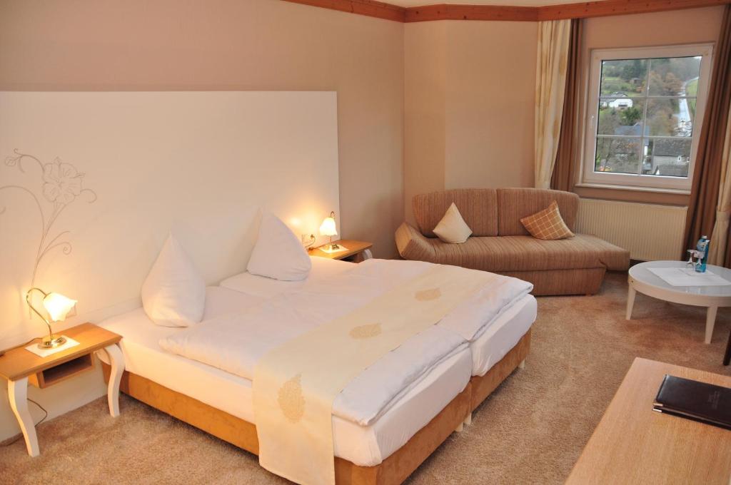 Postel nebo postele na pokoji v ubytování Hotel Sauerländer Hof