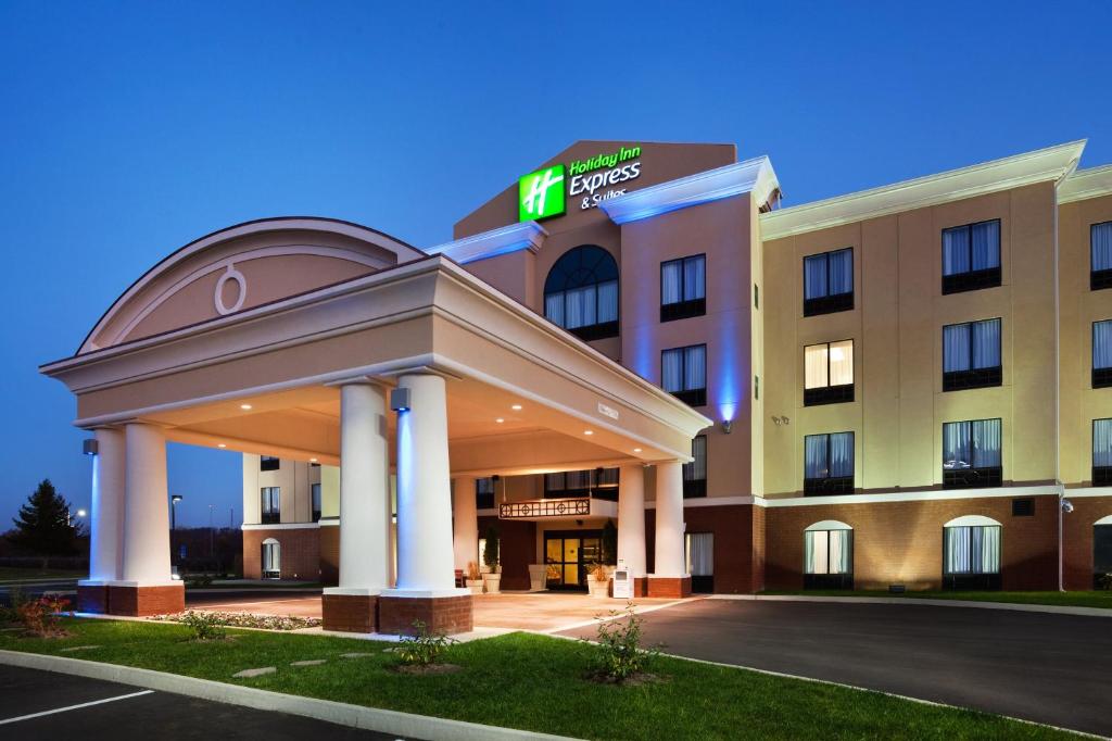 um edifício de hotel com uma placa em cima em Holiday Inn Express Hotel & Suites Newport South, an IHG Hotel em Newport