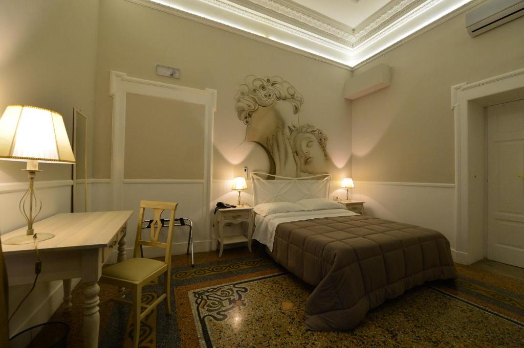 una camera da letto con un letto con una statua sul muro di Conte di Cavour a Foggia