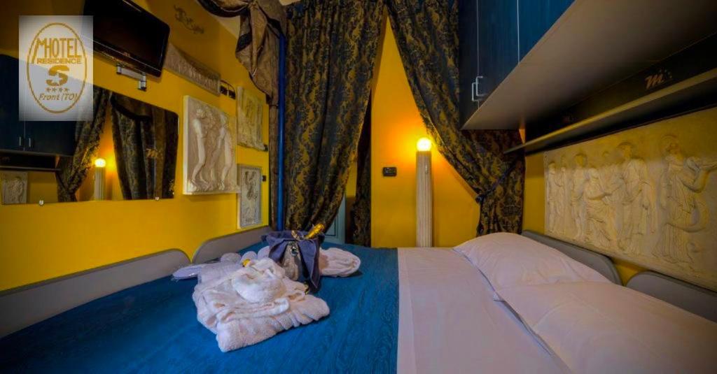 um quarto com uma cama com uma bolsa e toalhas em Hotel Motel Residence S em Front