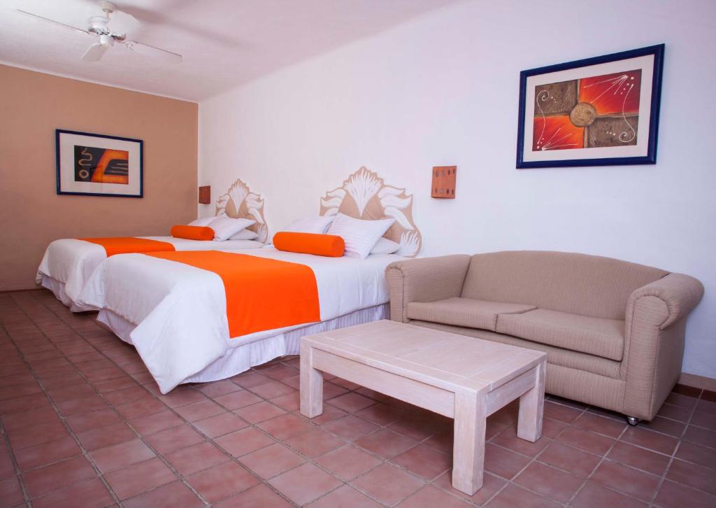 Postel nebo postele na pokoji v ubytování Flamingo Vallarta Hotel & Marina