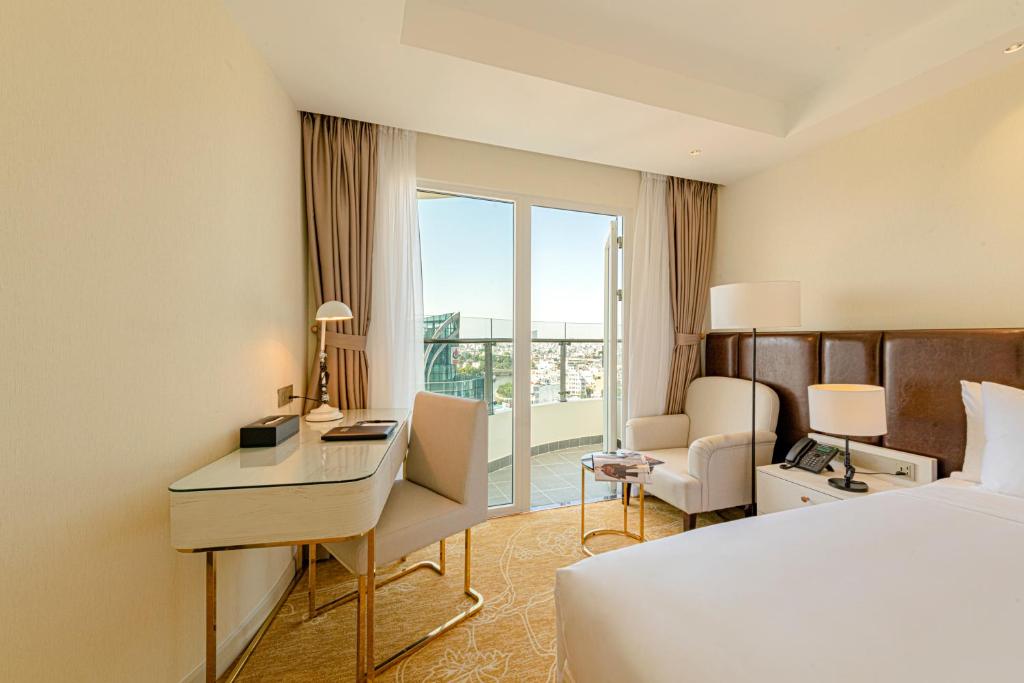 Giường trong phòng chung tại La Vela Saigon Hotel