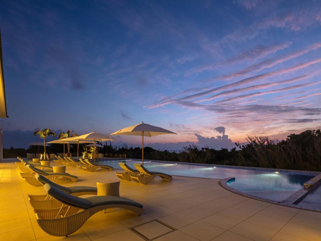 Bazén v ubytování Miyakojima Kurima Resort Seawood Hotel nebo v jeho okolí