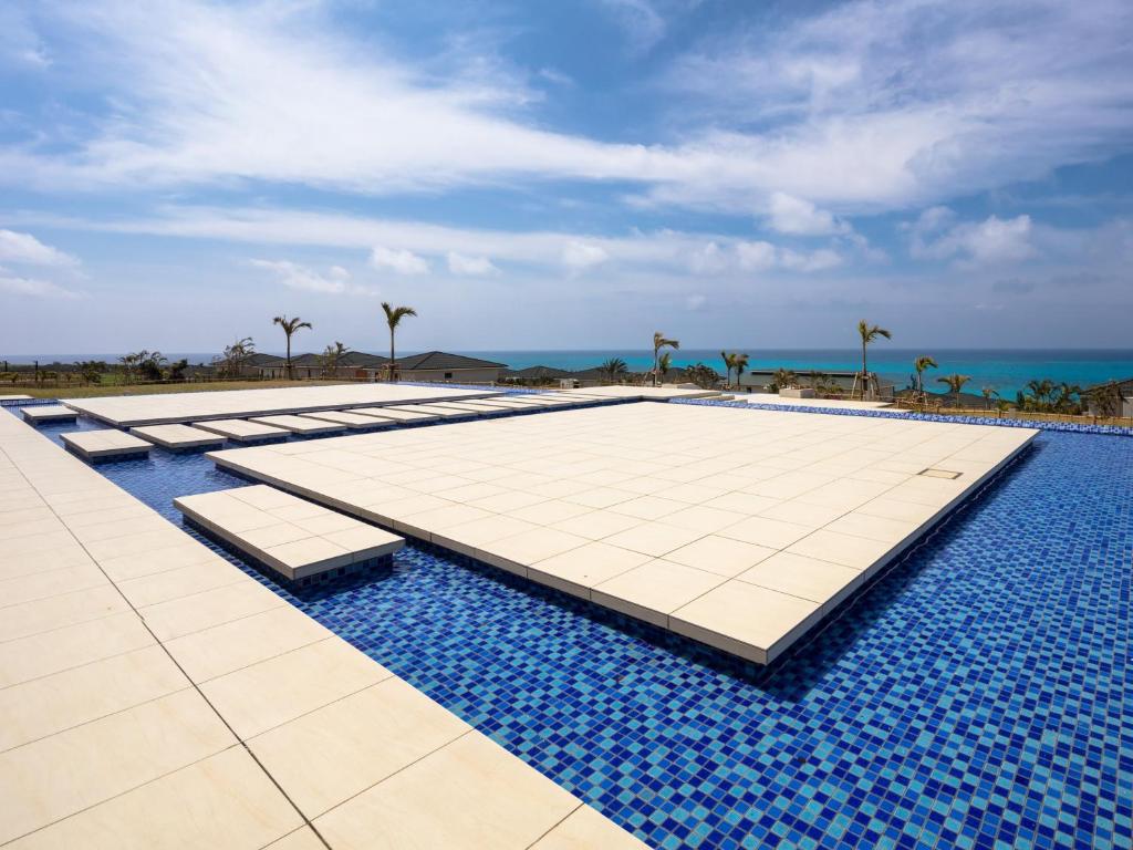 Bazén v ubytování Miyakojima Kurima Resort Seawood Hotel nebo v jeho okolí