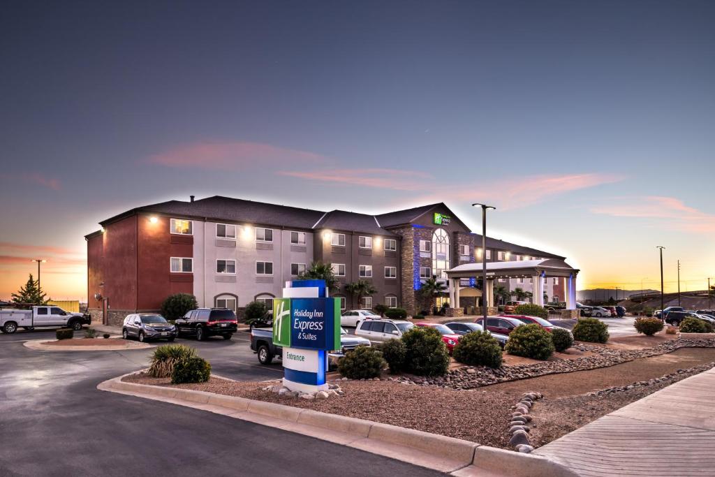 アラモゴードにあるHoliday Inn Express & Suites Alamogordo Highway 54/70, an IHG Hotelのガソリンスタンド付きのホテル正面の駐車場
