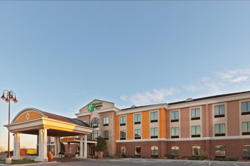 een hotelgebouw met een tankstation ervoor bij Holiday Inn Express & Suites Lubbock Southwest – Wolfforth, an IHG Hotel in Lubbock