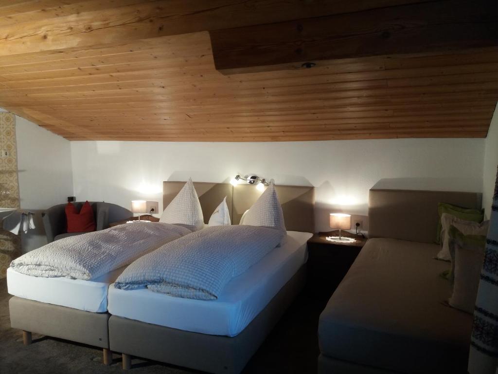A bed or beds in a room at Pension Sonnenhof