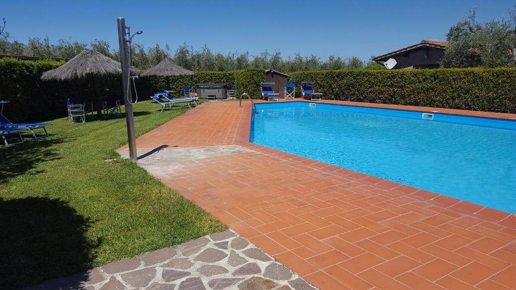 Bazén v ubytovaní Podere Campi al Mare alebo v jeho blízkosti