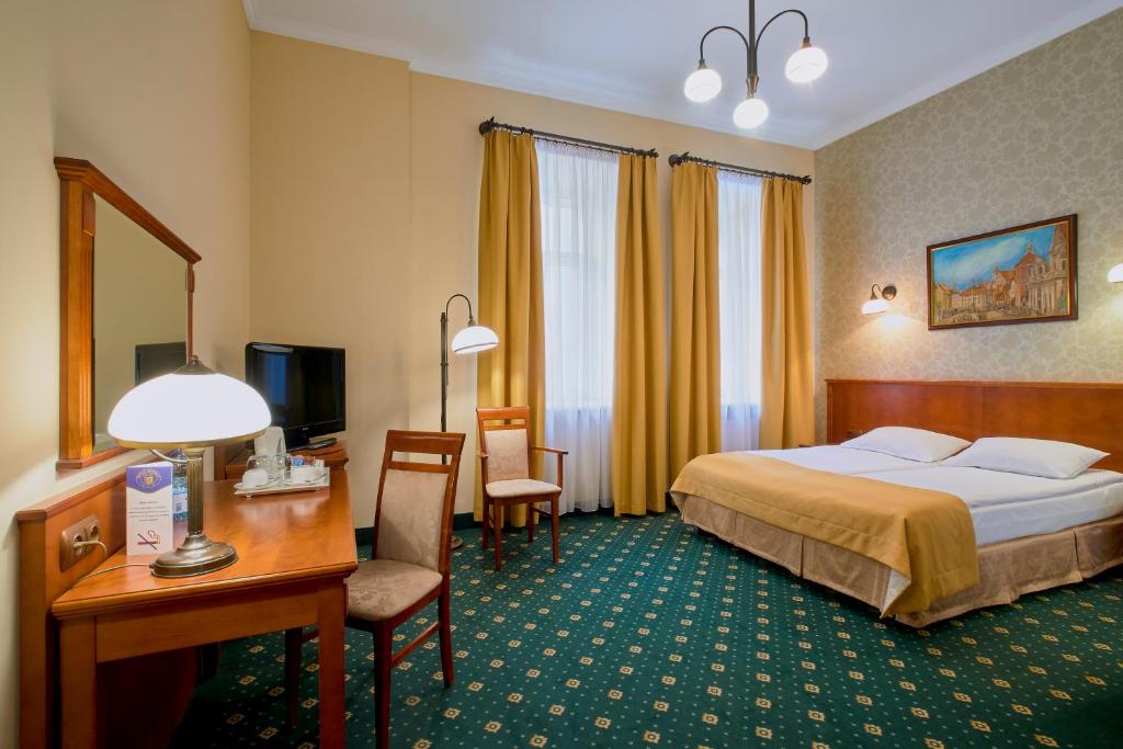 Postel nebo postele na pokoji v ubytování Hotel Hetman