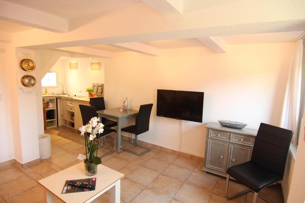 Η κουζίνα ή μικρή κουζίνα στο Kapitaenshaus-Lassen-Zimmer-Rosenhaus