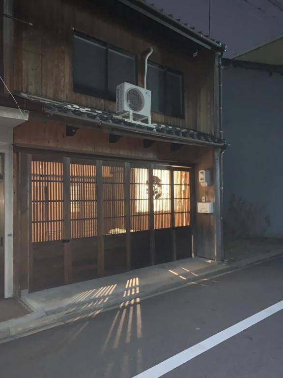 un edificio con una puerta con un aro de baloncesto en sakura.nagoya en Nagoya