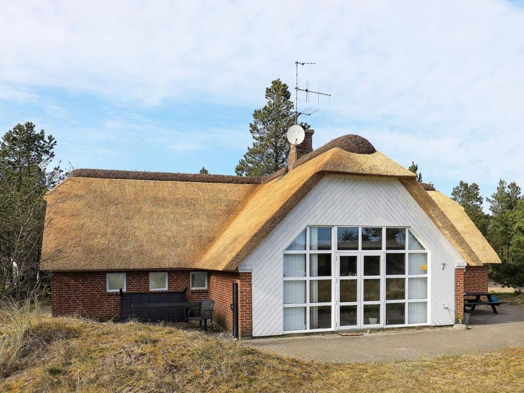 une maison dotée d'un toit avec une horloge. dans l'établissement 10 person holiday home in Oksb l, à Mosevrå