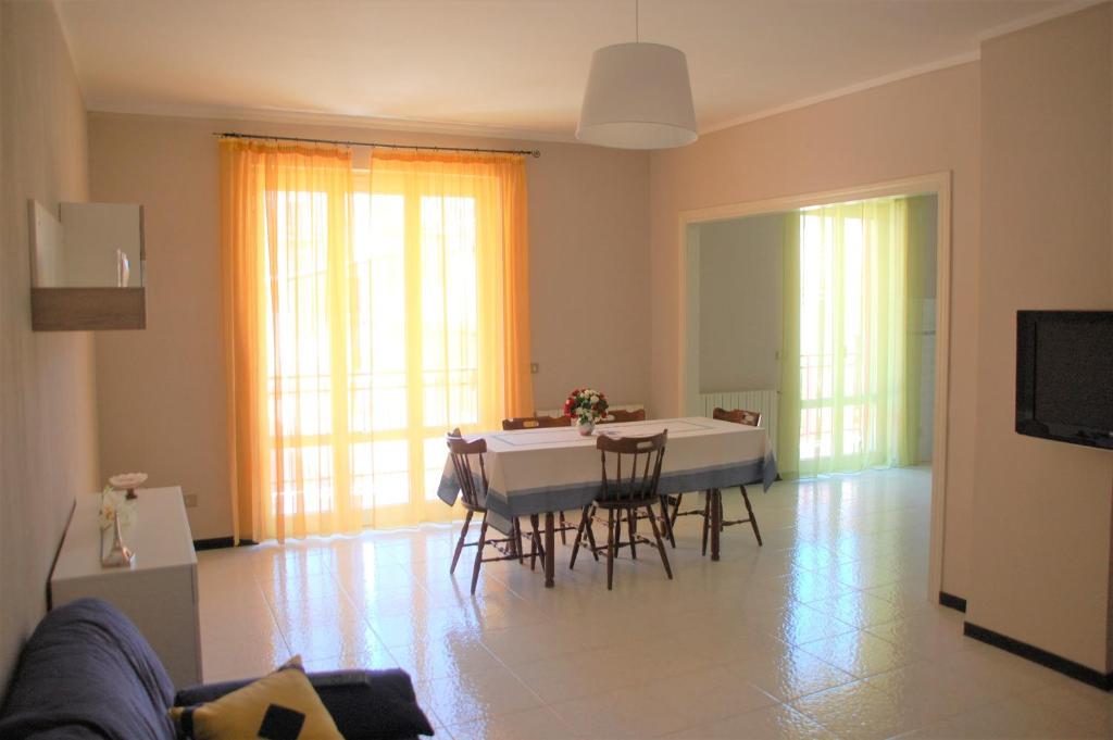 a living room with a table and chairs at Appartamento "Rina Centro Sicilia" in Pietraperzia