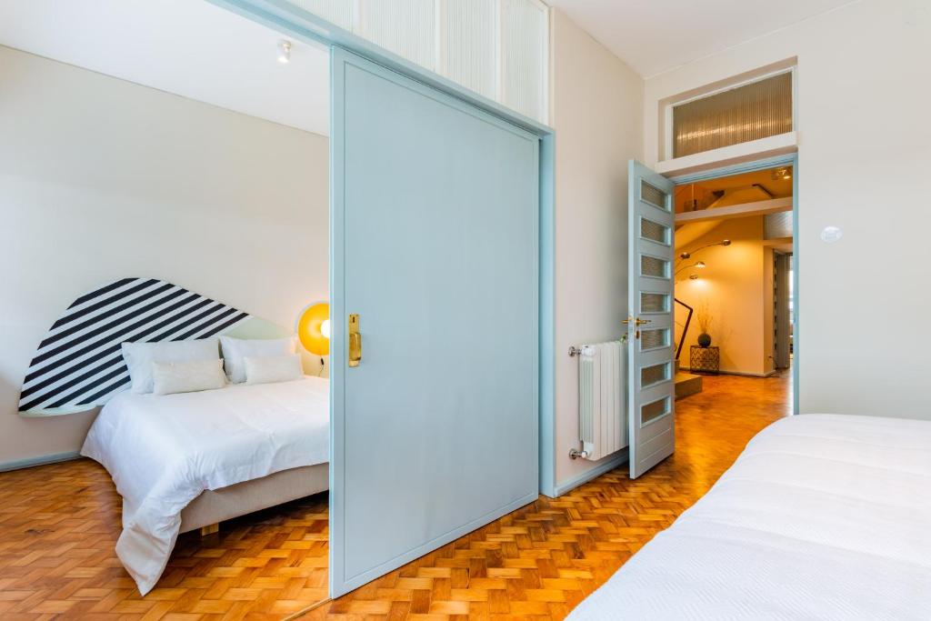 Ένα ή περισσότερα κρεβάτια σε δωμάτιο στο UNIQUE Modernist Duplex apartment & PARKING