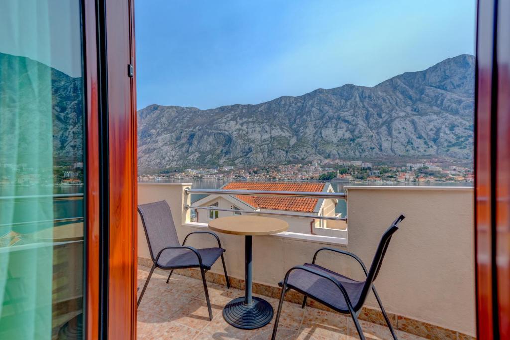 Nespecifikovaný výhled na hory nebo výhled na hory při pohledu z hotelu