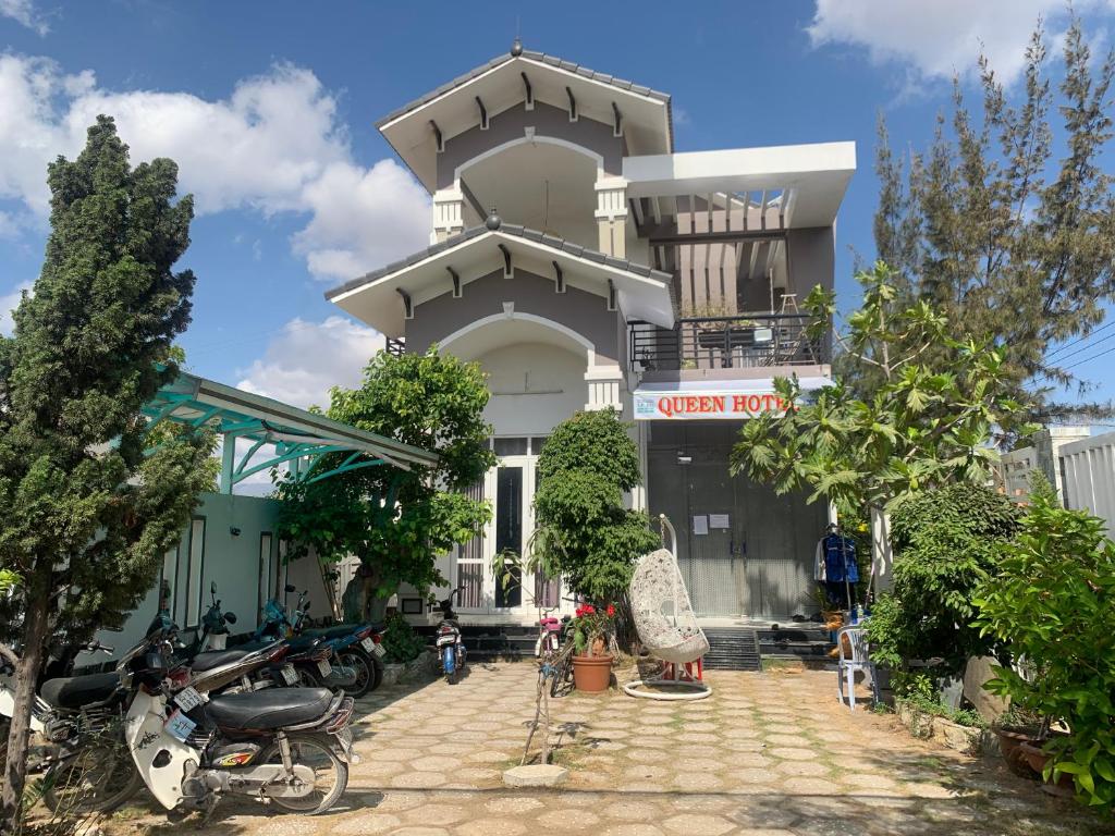 a building with motorcycles parked in front of it at QUEEN HOTEL Khách sạn QUEEN in Ngọc Tĩnh
