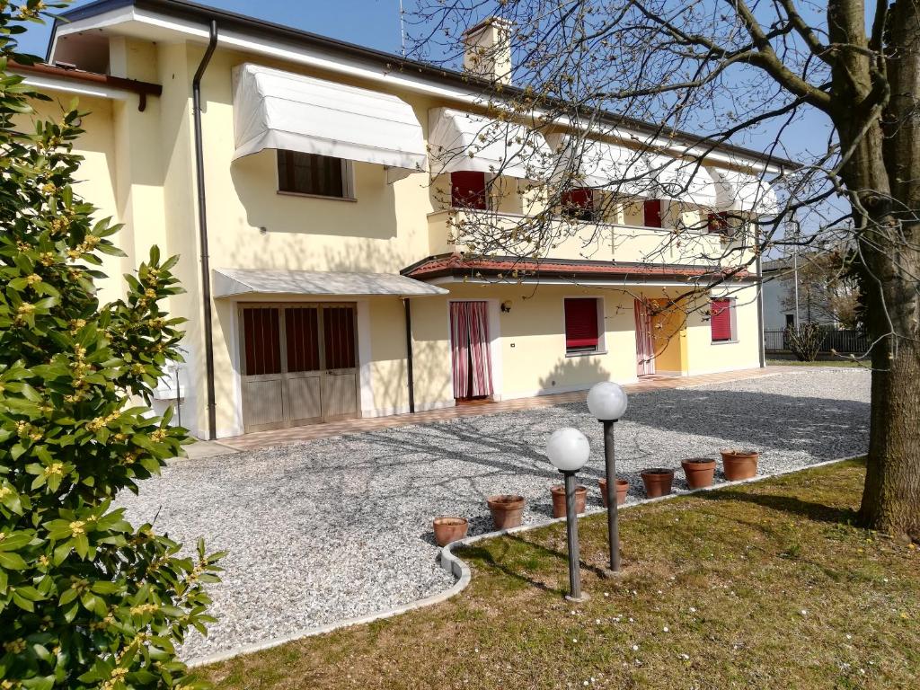 una casa con una entrada delante de ella en Borgo Barucchella, en SantʼAndrà