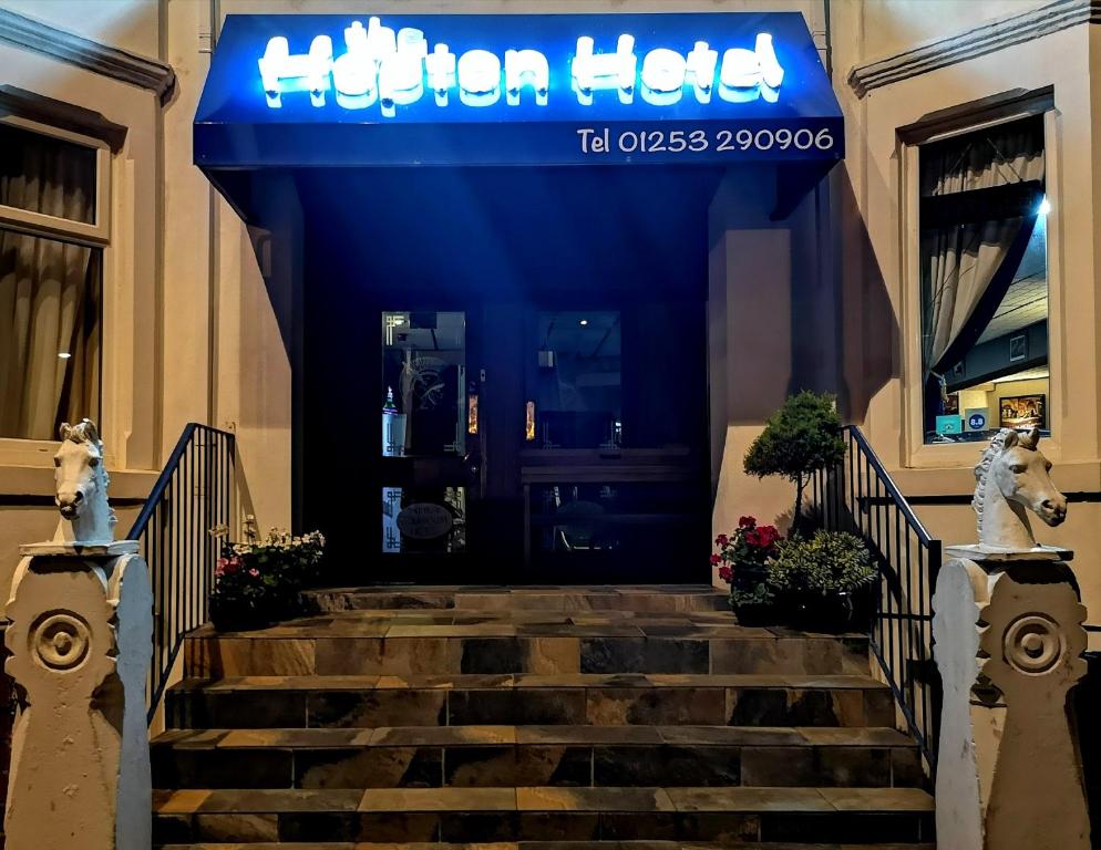 una señal de hotel Hilton en la parte delantera de un edificio en The Hopton Hotel en Blackpool