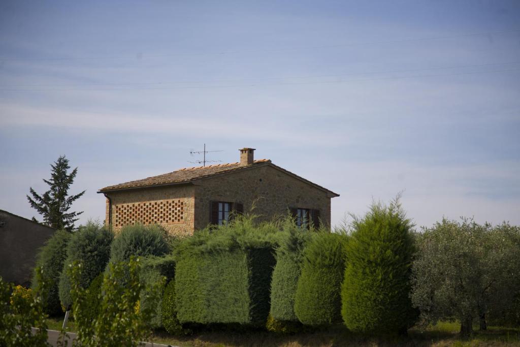 une maison assise au sommet d'un tas de buissons dans l'établissement Il Fornello, à Volterra