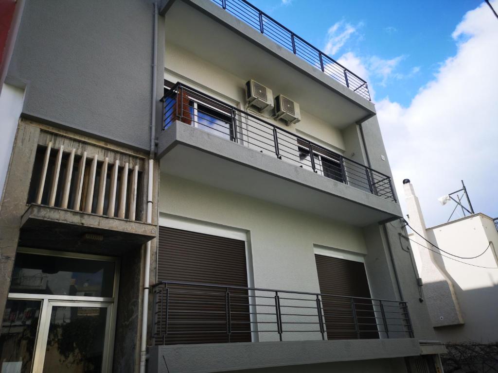 une maison avec un balcon et deux climatiseurs dans l'établissement Explore Greece from Cozy City Centre Apartment, à Chalcis