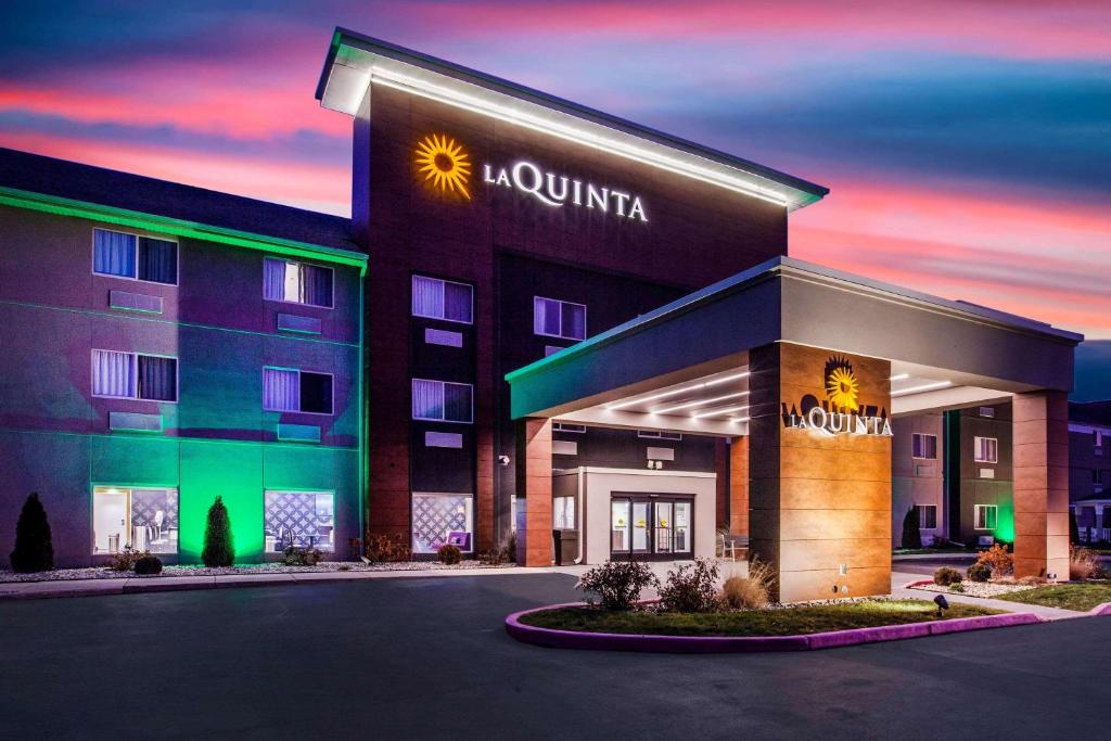 um hotel com uma placa na frente de um edifício em La Quinta Inn and Suites by Wyndham Elkhart em Elkhart